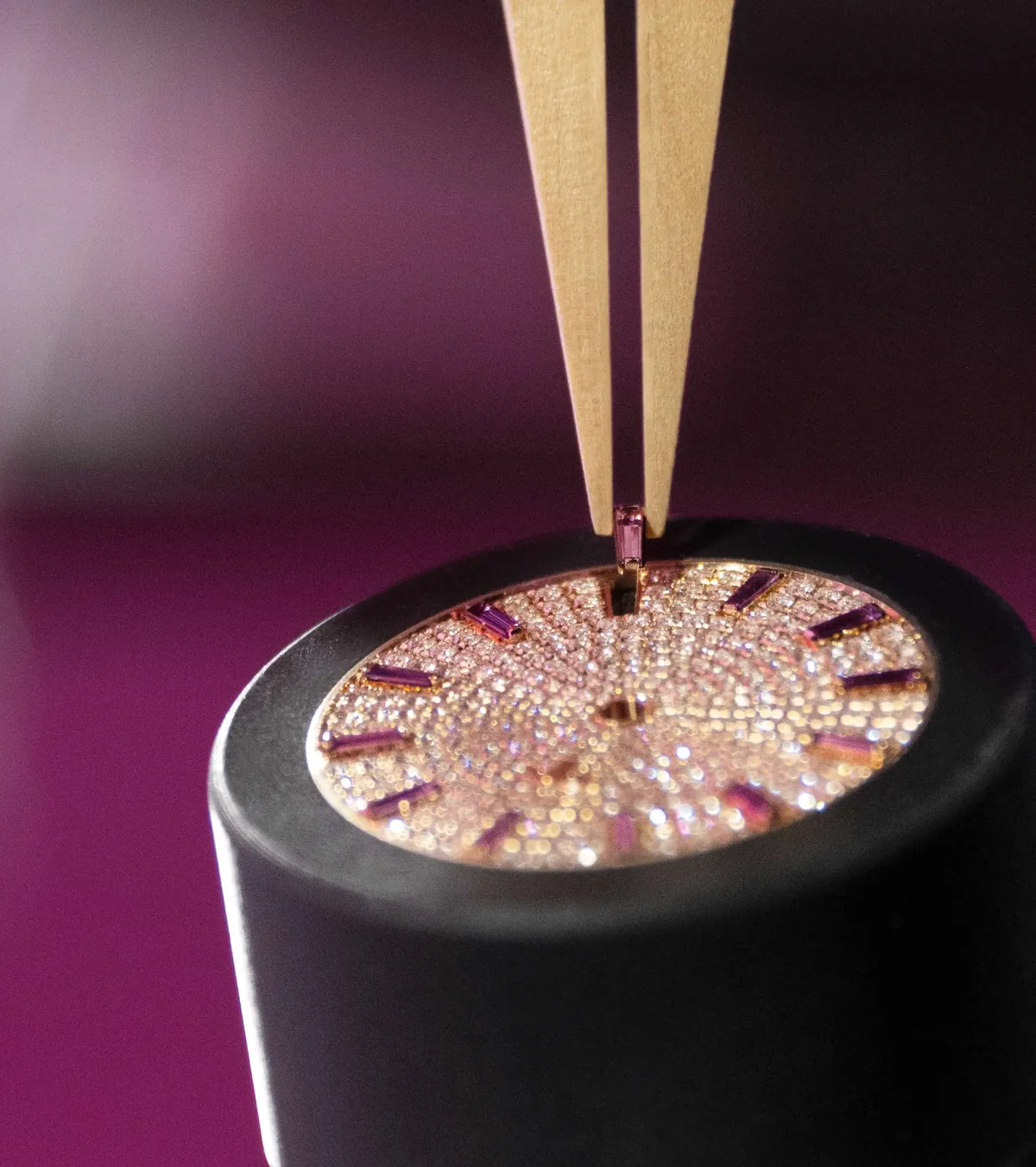 Gemsetting on a diamond-paved Gondolo Ladies First dial in the Patek Philippe atelier